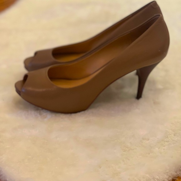 NINE WEST tan peep toe 3.5” pump - Picture 3 of 6